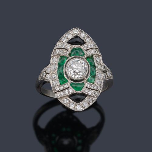  Anillo lanzadera con brillante central de aprox. 0,50 ct con esmeraldas calibradas, ónix y brillantes de aprox. 1,22 ct en total.