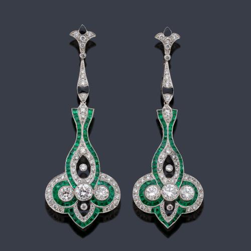  Pendientes largos con diseño de 'ojo de perdiz' con brillantes de aprox. 4,76 ct en total y esmeraldas calibradas de aprox. 4,75 ct y ónix.