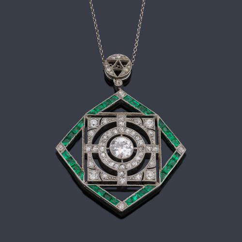  Colgante - pendentif época 'art decó' con diamante central talla 'old cut european' de aprox. 0,75 ct enmarcado con diamantes talla sencilla y rosa, piezas facetadas de ónix y esmeraldas calibradas. Años '20.