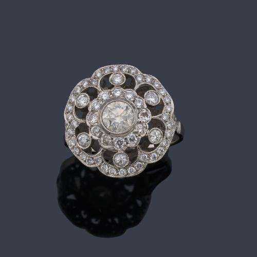  Anillo calado con diseño de rosetón con brillante central de aprox. 0,40 ct con decoración de diamantes de aprox. 1,12 ct en total.