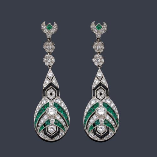  Pendientes largos con brillantes de aprox. 3,13 ct en total con esmeraldas calibradas de aprox. 6,00 ct y detalles en ónix.