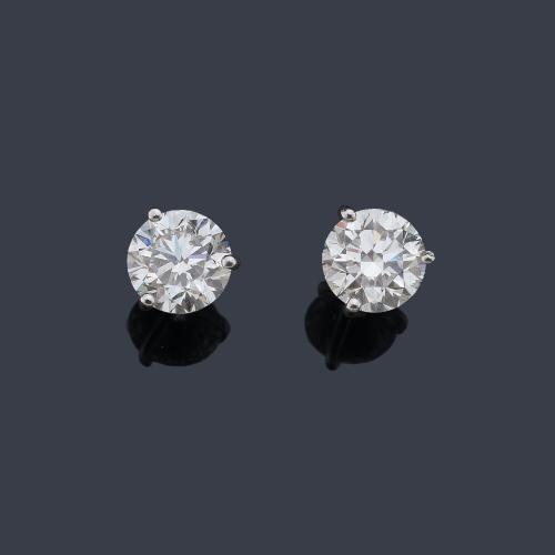  Dormilonas con pareja de brillantes de aprox. 1,45 ct y 1,49 ct respectivamente.