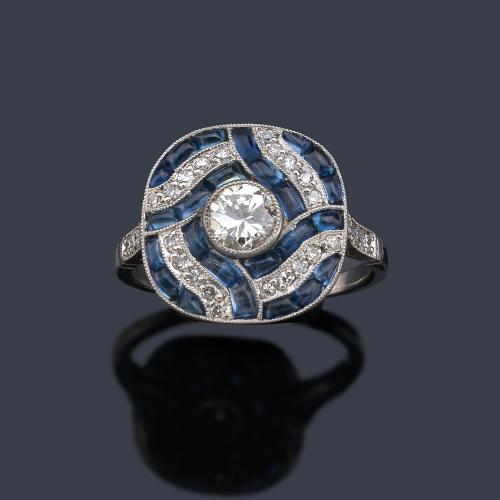  Anillo con diamante talla 'old cut' de aprox. 0,52 ct con bandas onduladas de zafiros calibrados de aprox. 1,08 ct y brillantes de aprox. 0,24 ct en total.