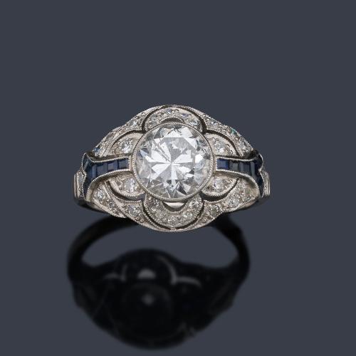  Anillo bombé con brillante central de aprox. 1,79 ct con decoración de diamantes de aprox. 0,37 ct y zafiros calibrados de aprox. 1,20 ct en total.