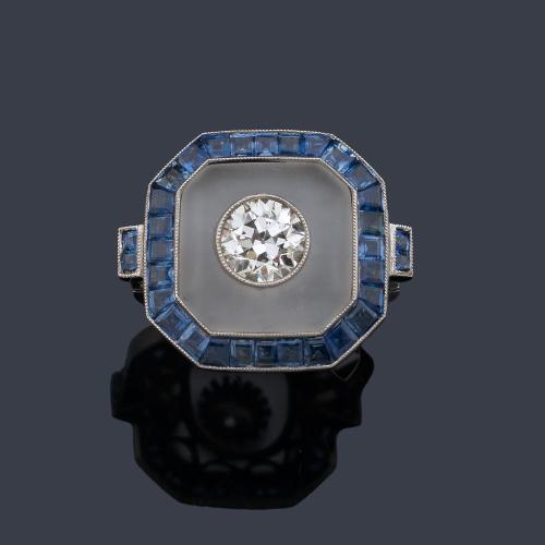  Anillo estilo 'art decó' con diamante talla transición de aprox. 1,00 ct sobre un pieza translúcida de cristal de roca y orla de zafiros calibrados.