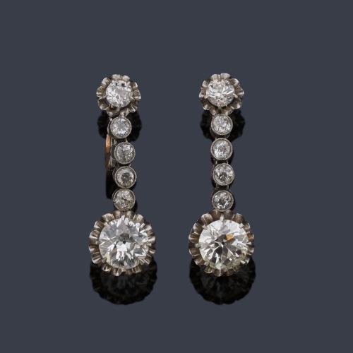  Pendientes largos con diamantes talla antigua de aprox. 3,62 ct en total. Años '30.