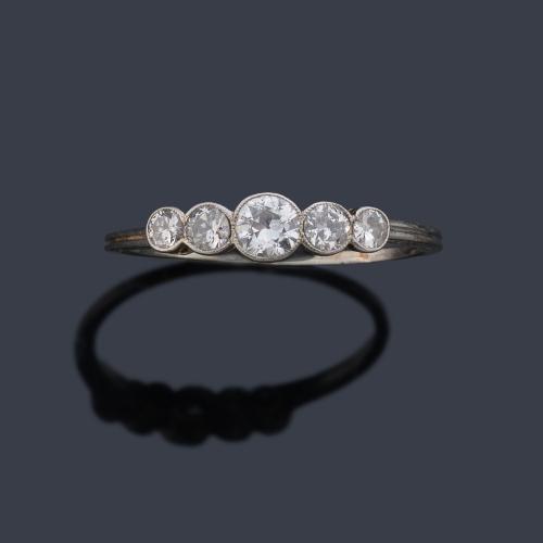  Media alianza con diamantes talla antigua de aprox. 0,70 ct en total.