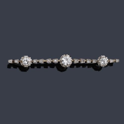  Alfiler - barrita con tres diamantes talla transición de aprox. 1,00 ct en total. Años '30.