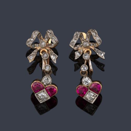  Pendientes largos con rubíes sintéticos talla fantasía y diamantes talla rosa y 'old cut'. Años '30.