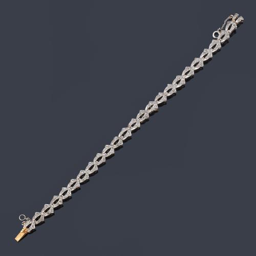  Pulsera con eslabones en repetición con diamantes talla rosa, en montura de oro amarillo de 18K y vista en platino.