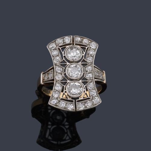  Anillo lanzadera época 'art decó' con diamantes talla 'old cut' de aprox. 1,60 ct en total. Años '30.