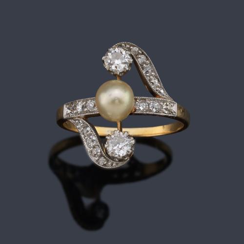  Anillo 'art nouveau' con perla central de aprox. 5,80 mm y diamantes talla 'old cut' de aprox. 0,80 ct en total. Circa 1900.