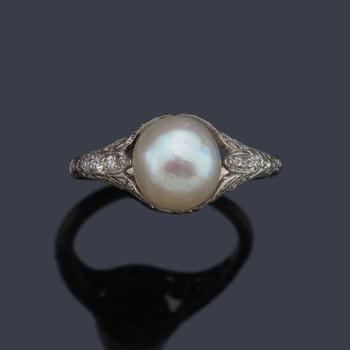  Anillo con perla fina de aprox. 8,29 mm en montura enriquecida de diamantes talla rosa. Certificado GIA.