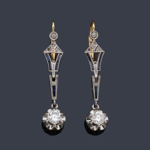 Pendientes largos con pareja de diamantes talla antigua de aprox. 0,50 ct en total.