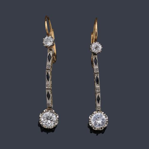  Pendientes largos con diamantes talla antigua de aprox. 1,30 ct en total y zafiros calibrados. Años '30.