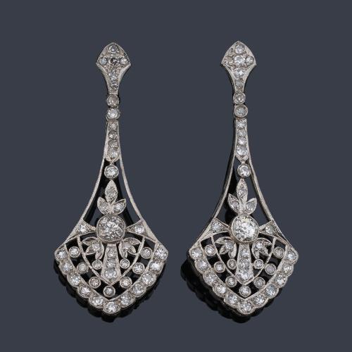  Pendientes largos con diseño calado con diamantes talla 'old cut' y talla 16/16 de aprox. 3,26 ct en total.