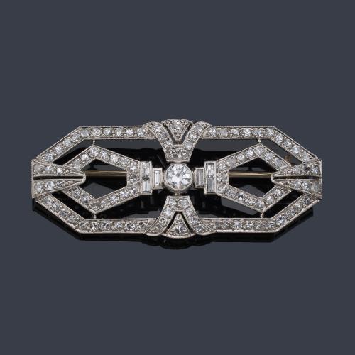  Broche calado con diamante talla transición y 8/8 de aprox. 1,70 ct en total.
