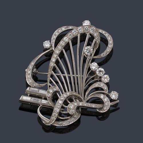  Broche con diseño de arpa con diamantes talla baguette y brillante de aprox. 1,40 ct en total.