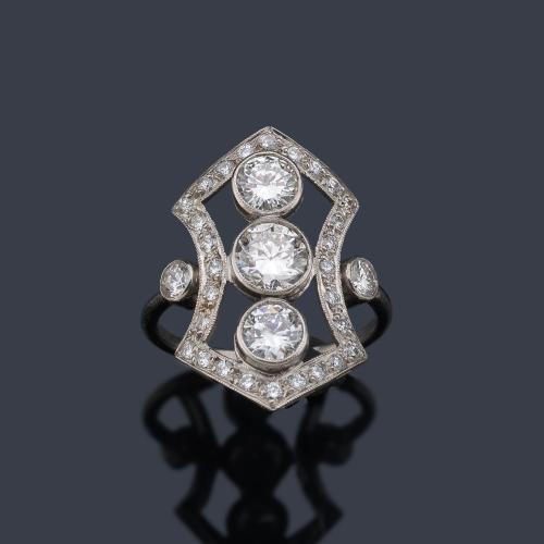  Anillo lanzadera estilo 'art decó' con brillantes de aprox. 1,97 ct en total.