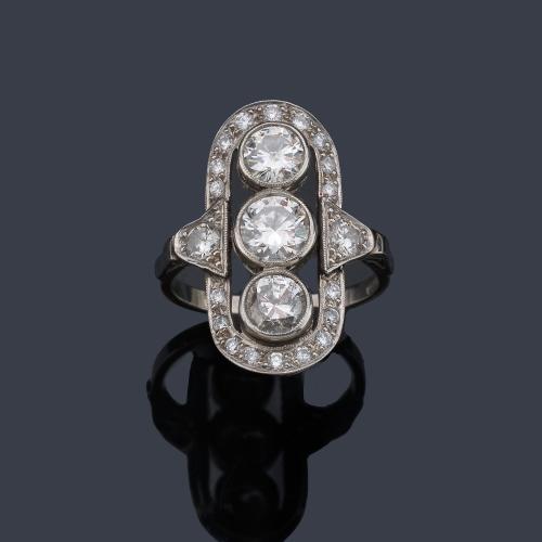  Anillo lanzadera estilo 'art decó' con brillantes de aprox. 1,97 ct en total.