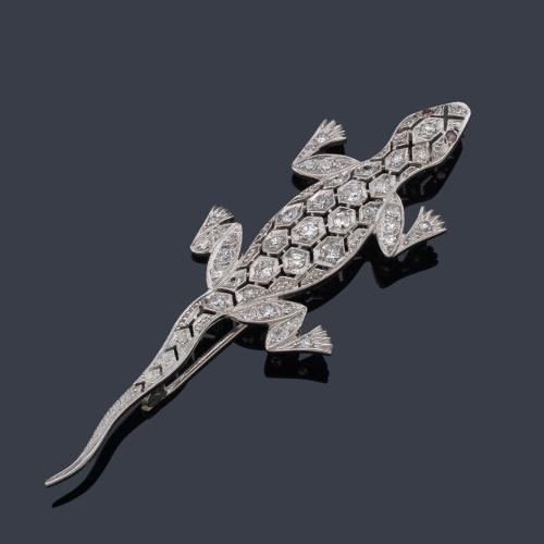  Broche con diseño de Salamandra con cuajado de diamantes talla 8/8 de aprox. 1,10 ct en total.