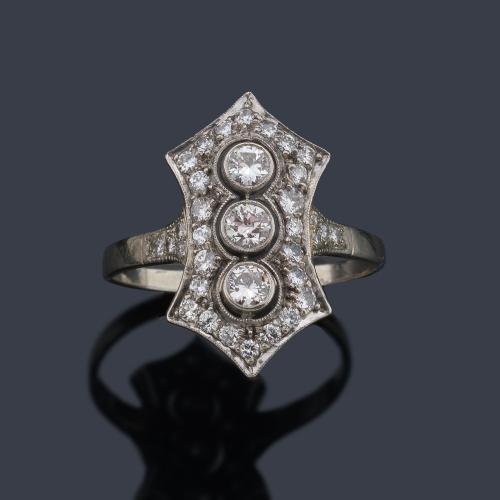 Anillo lanzadera con tres diamantes talla transición con orla de brillantes de aprox. 0,85 ct en total.