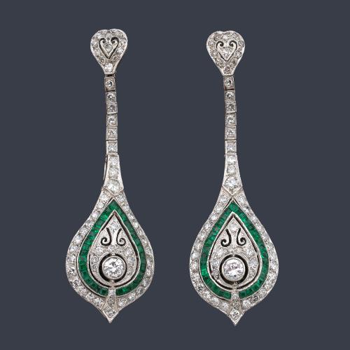 Pendientes largos con brillantes de aprox. 2,20 ct en total y esmeraldas calibradas de aprox. 1,74 ct en total.
