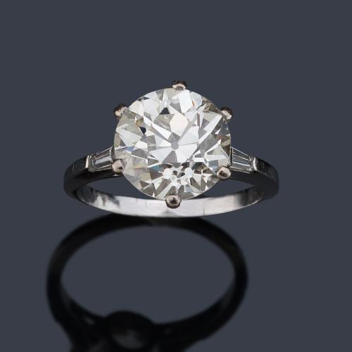  Solitario con diamante talla transición de aprox. 3,95 ct con dos diamantes talla trapecio.