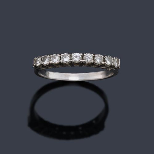  Media alianza con banda de brillantes de aprox. 0,27 ct en montura de oro blanco de 18K.