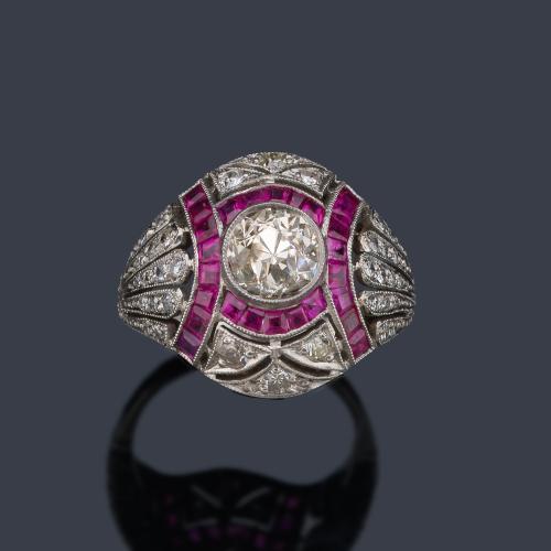  Anillo bombé con diamante talla 'old cut' y 8/8 de aprox. 1,35 ct en total, con bandas curvadas de rubíes calibrados.