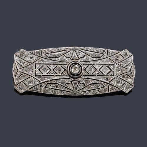  Broche - placa con diseño rectangular con diseño calado y diamante talla antigua al centro. Años '30.
