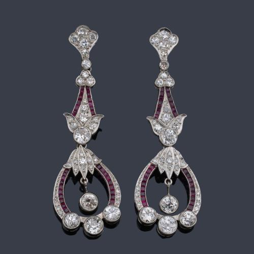  Pendientes largos con brillantes de aprox. 4,30 ct en total y rubíes calibrados de aprox. 1,20 ct en total.