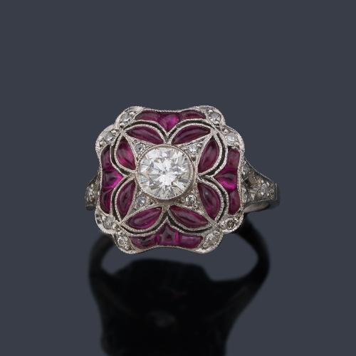  Anillo con brillante central de aprox. 0,48 ct con rubíes calibrados de aprox. 3,62 ct con detalles de brillantes de aprox. 0,87 ct en total.