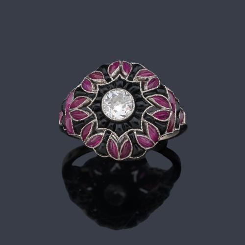  Anillo con diseño de cúpula, con brillante central de aprox. 0,37 ct con orla de rubí y ónix.