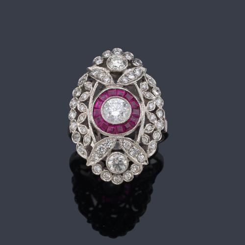  Anillo lanzadera con motivo central 'ojo de perdiz' con brillante de aprox. 0,50 ct y orla de rubíes calibrados.