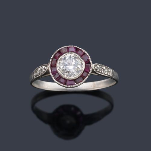 Anillo 'ojo de perdiz' con diamante central de aprox. 0,45 ct y orla de rubíes calibrados.
