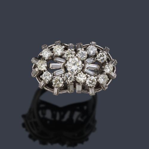  Anillo con diseño de 'infinito' con diamantes talla brillante y baguette de aprox. 1,58 ct en total.