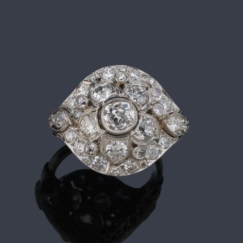  Anillo con diseño de rosetón con diamantes talla antigua y 'old cut' de aprox. 3,10 ct en total.