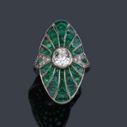  Anillo lanzadera con diamante talla antigua central de aprox. 0,90 ct con bandas de esmeraldas calibradas.