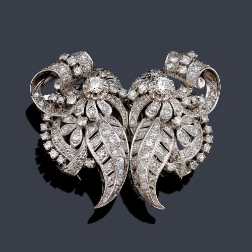  Broche doble - clip con diseño vegetal con diamantes talla antigua y 8/8 de aprox. 5,80 ct en total. Años '50.