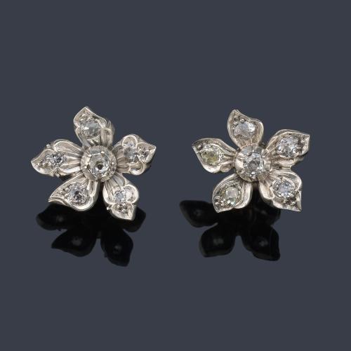  Pendientes cortos con diseño floral con diamantes talla antigua de aprox. 0,85 ct en total.