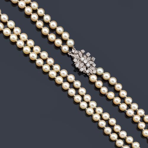  Collar con dos hilos de perlas de aprox. 8,08 mm - 8,31 mm con broche floral con diamantes talla transición y 8/8 de aprox. 2,45 ct en total.