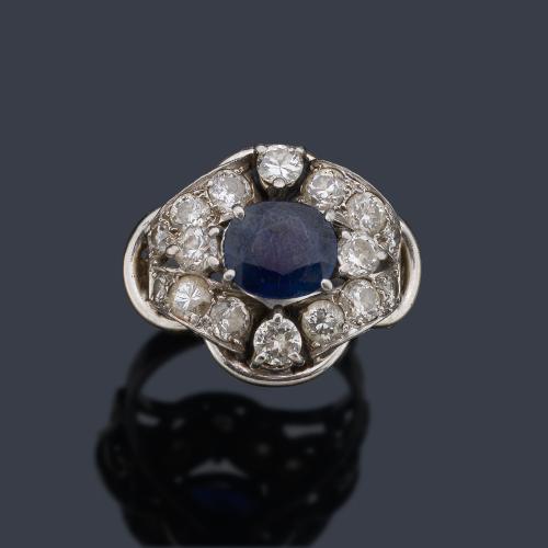 Anillo con zafiro central oval de aprox. 0,70 ct con orla de diamantes talla antigua de aprox. 1,10 ct en total.
