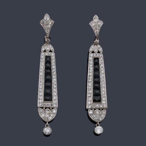  Pendientes largos con banda central de piezas de ónix facetadas con brillantes de aprox. 3,33 ct en total.