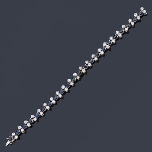  Pulsera con brillantes de aprox. 4,40 ct en total intercalado con zafiros talla perilla de aprox. 3,50 ct en total.