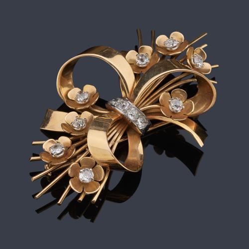  Broche retro años '40 con diseño bouquet floral con diamantes talla antigua de aprox. 1,80 ct en total.