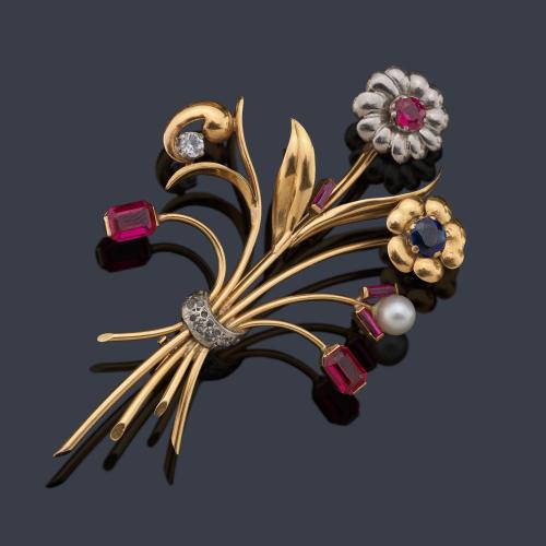  Broche retro con 'bouquet floral' con rubíes y zafiros sintéticos con perlita y diamantes. Años '40.