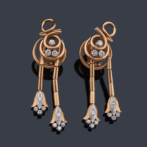  Pendientes largos retro con brillantes de aprox. 1,02 ct en total en montura de oro rosa de 18K y detalles en platino. Años '40.