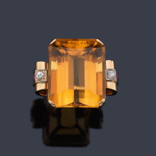  Anillo de 'cocktail' con gran cuarzo citrino con banda de rubíes calibrados en ambos lados.