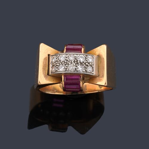  Anillo retro con doble banda de diamantes y rubíes calibrados en montura de oro amarillo de 18K. Años '40.